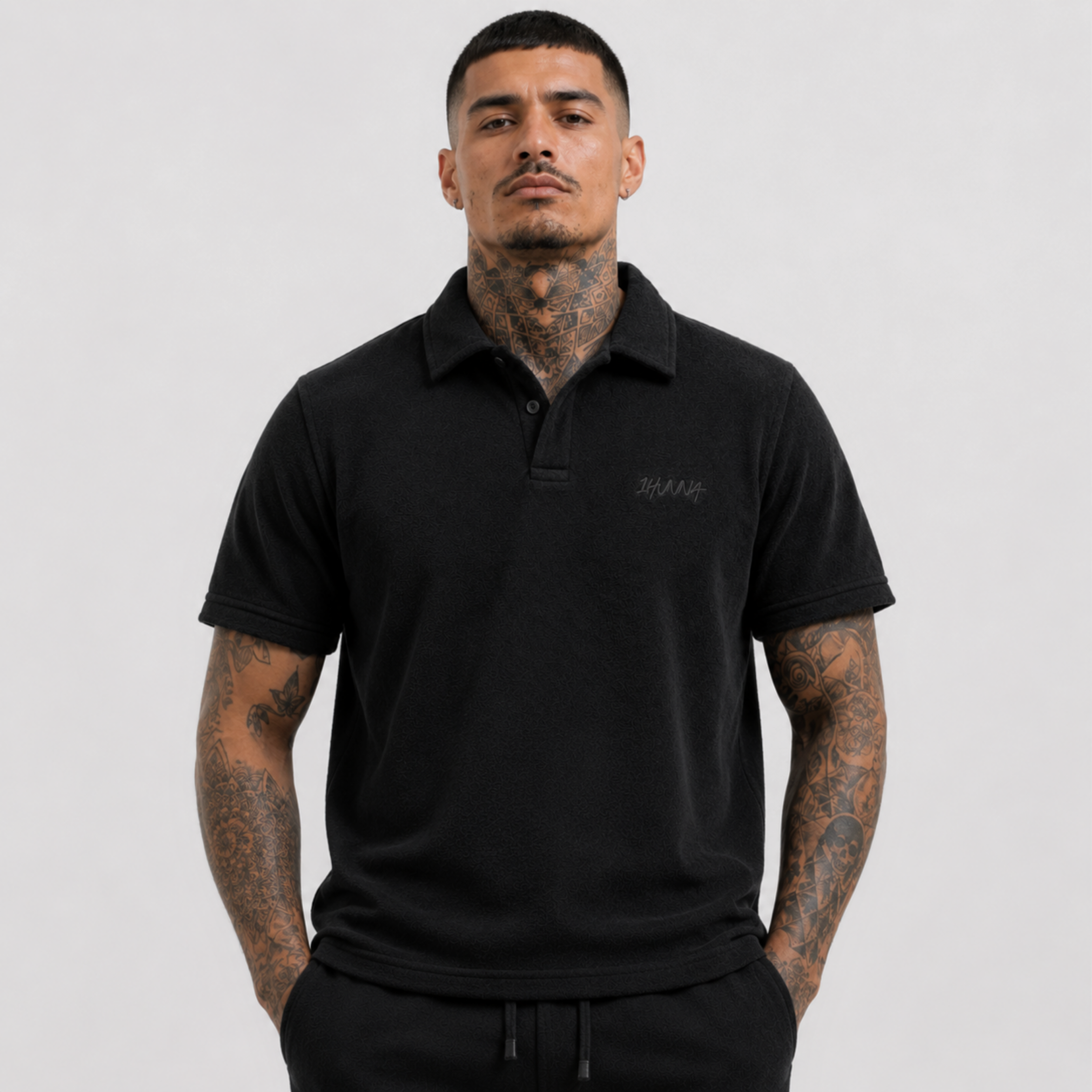 1HUNNA Casual Terry Polo in zwart – gedragen voorkant