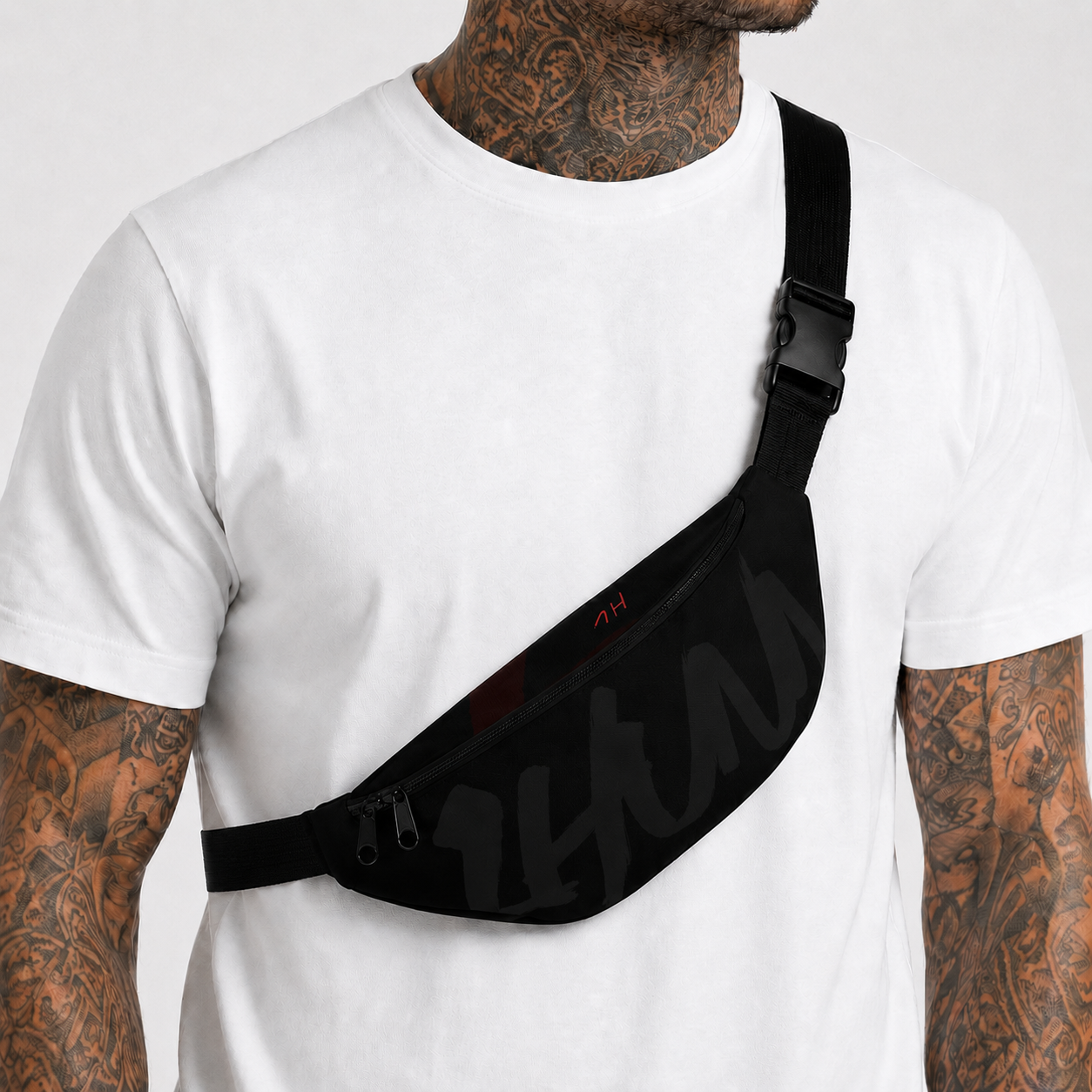 Zwarte 1HUNNA Signature Bum Bag gedragen als crossbodytas